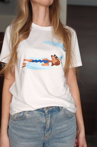 t-shirt-bialy-hotdoggo-niebieski-jamnik-na-materacu-hot-dog-koszulka-z-psem-lato-2025 (1)