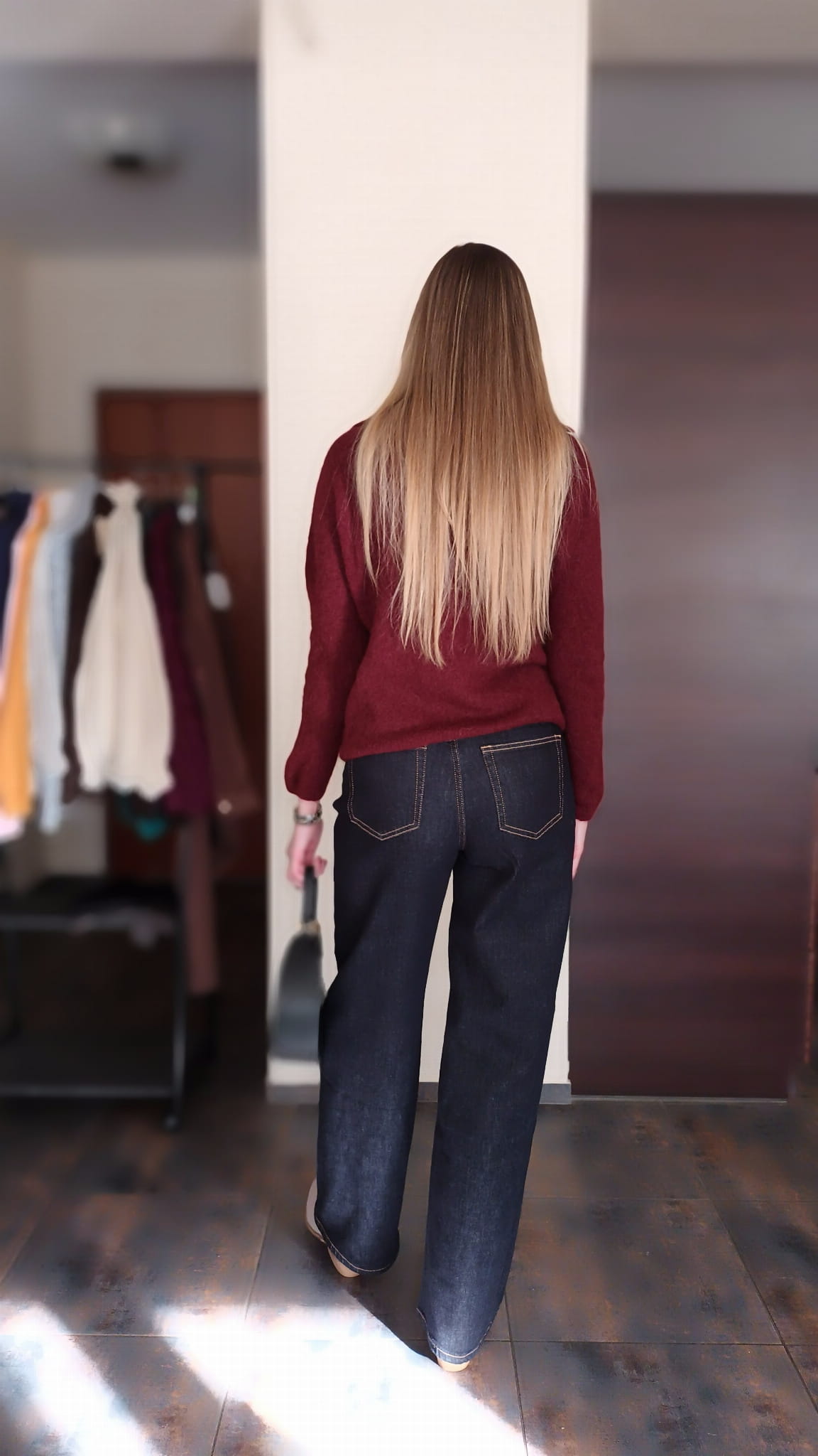 jeansy-szeroka-nogawka-ciemny-denim.png