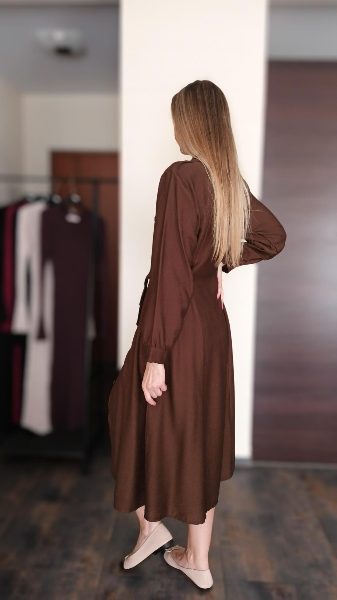 sukienka-szmizjerka-rozpinana-brazowa-wiskozowa-tyl