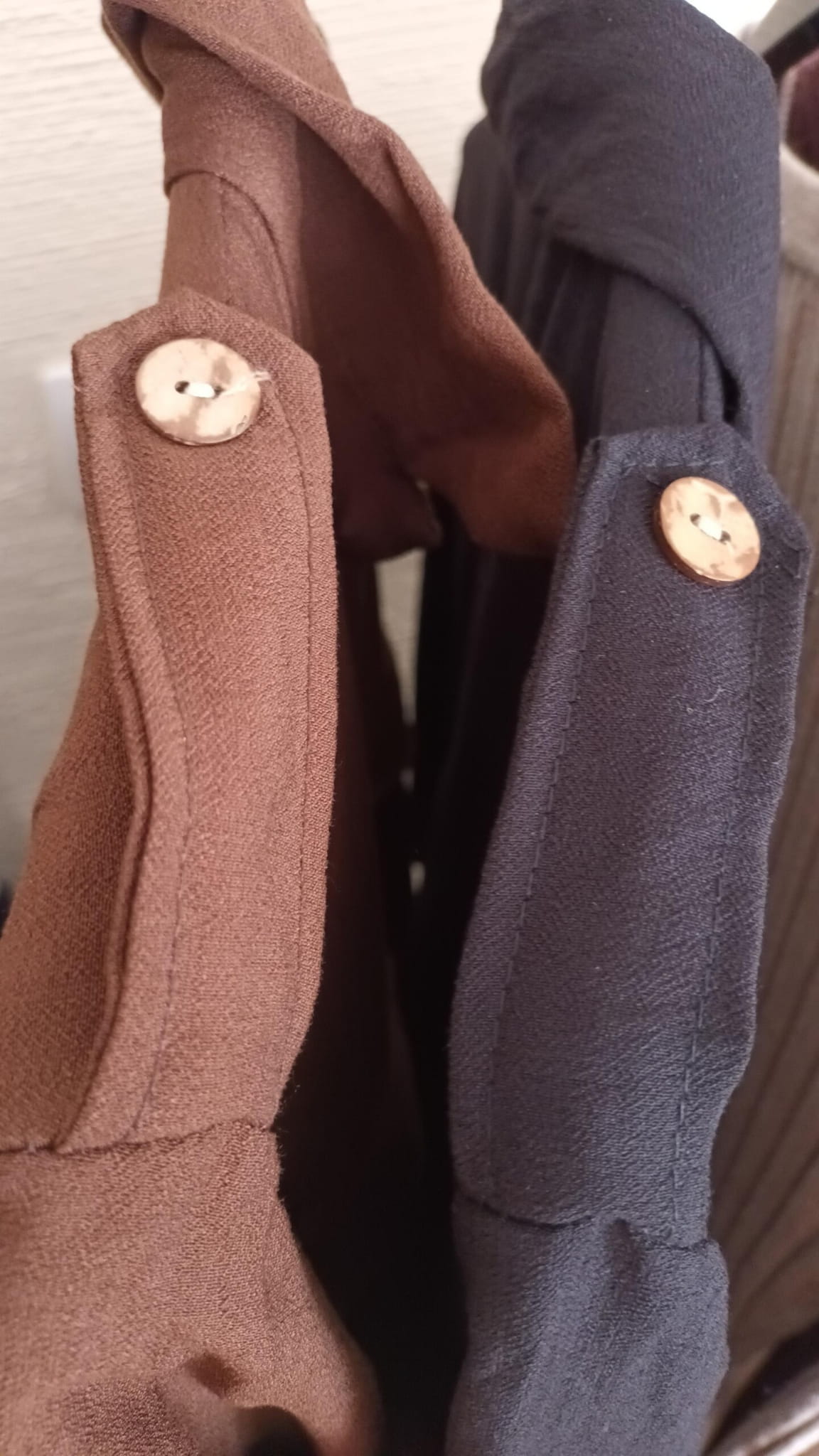 sukienka-szmizjerka-rozpinana-brazowa-wiskozowa-detale