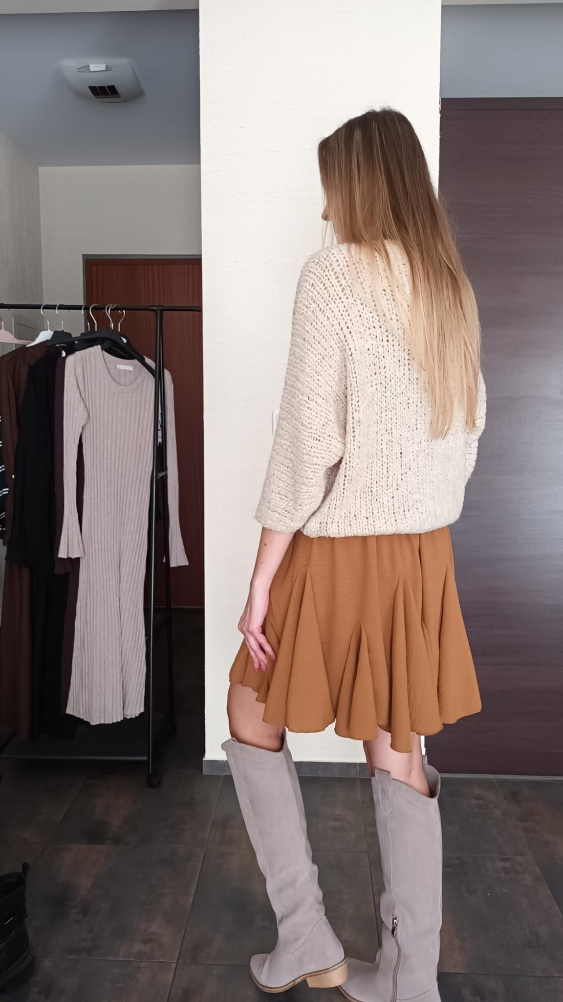 spodniczka-midi-pliski-musztardowa