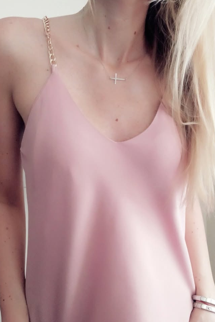 top-na-ramiaczkach-lancuszkowych-dekolt-szpic-pudrowy-roz