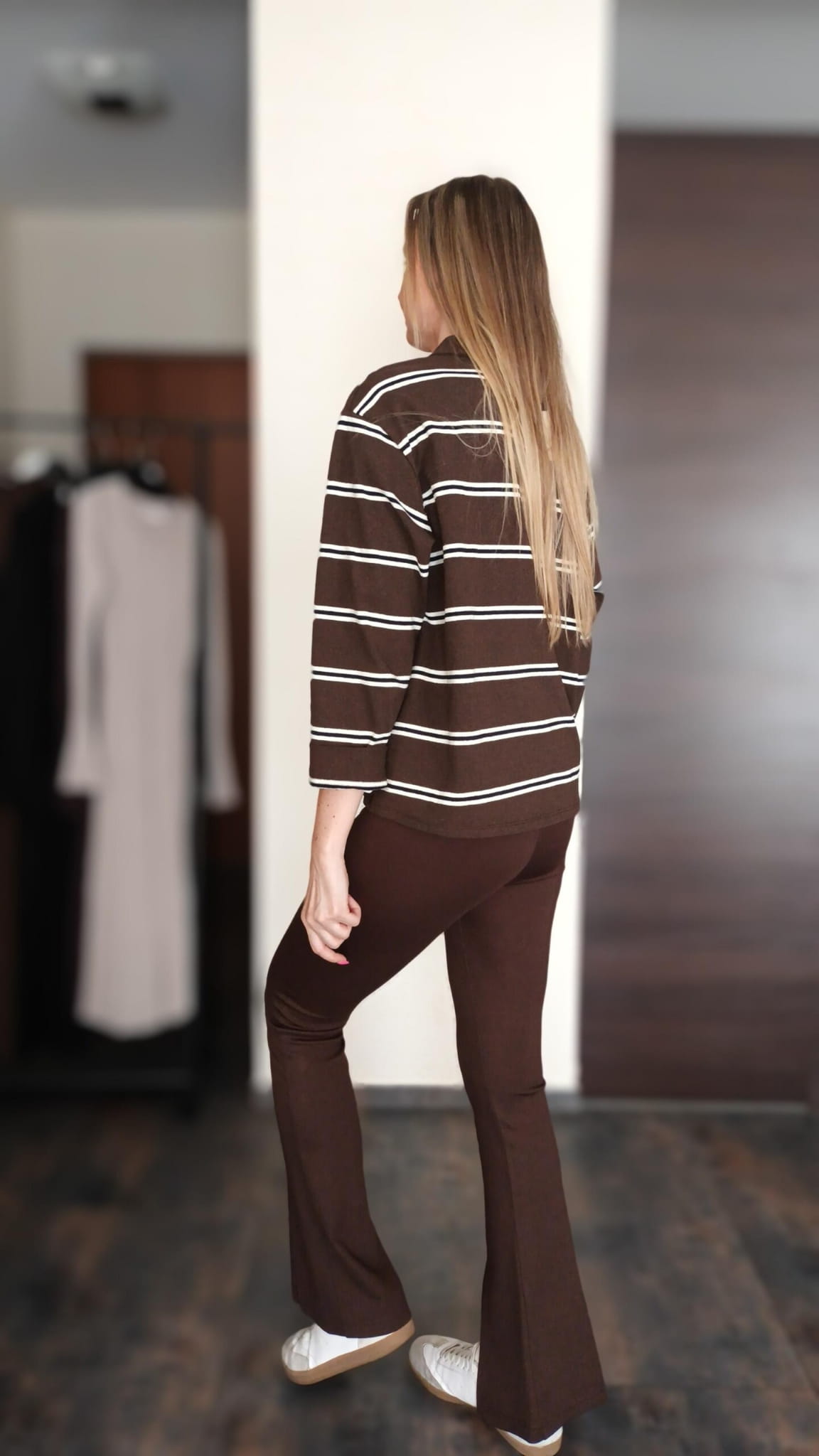 legginsy-spodnie-z-rozcieciem-brazowe-czekoladowe-tyl