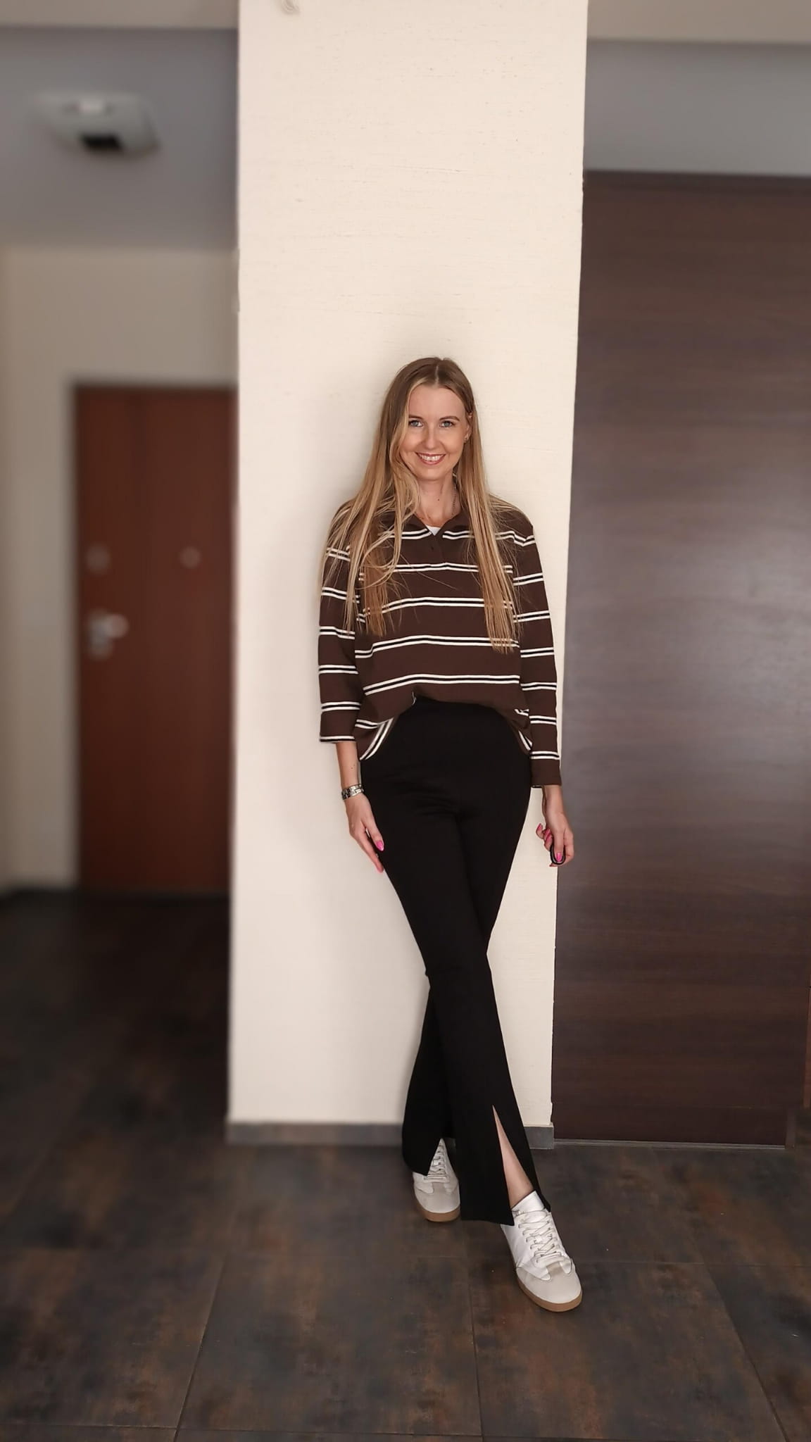 spodnie-leginsy-czarne-z-rozcieciem (4)