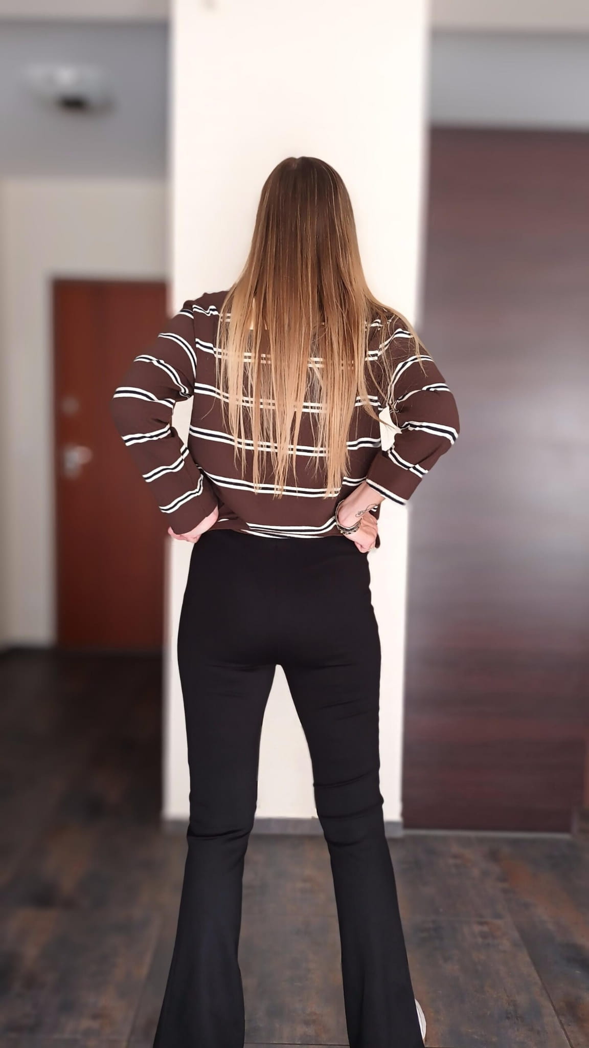 spodnie-leginsy-czarne-z-rozcieciem (3)