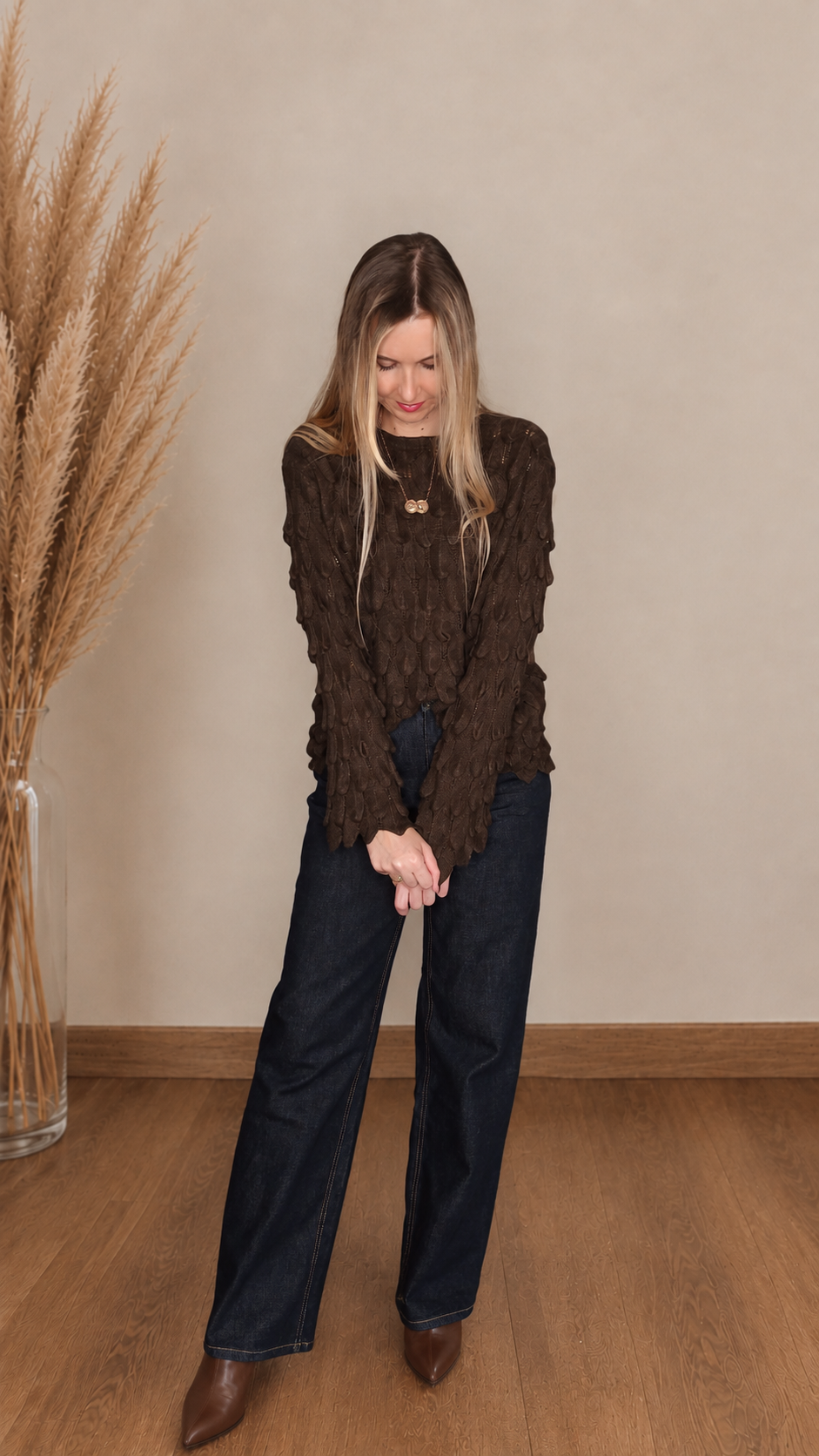 sweter w łuski czekoladowy.png