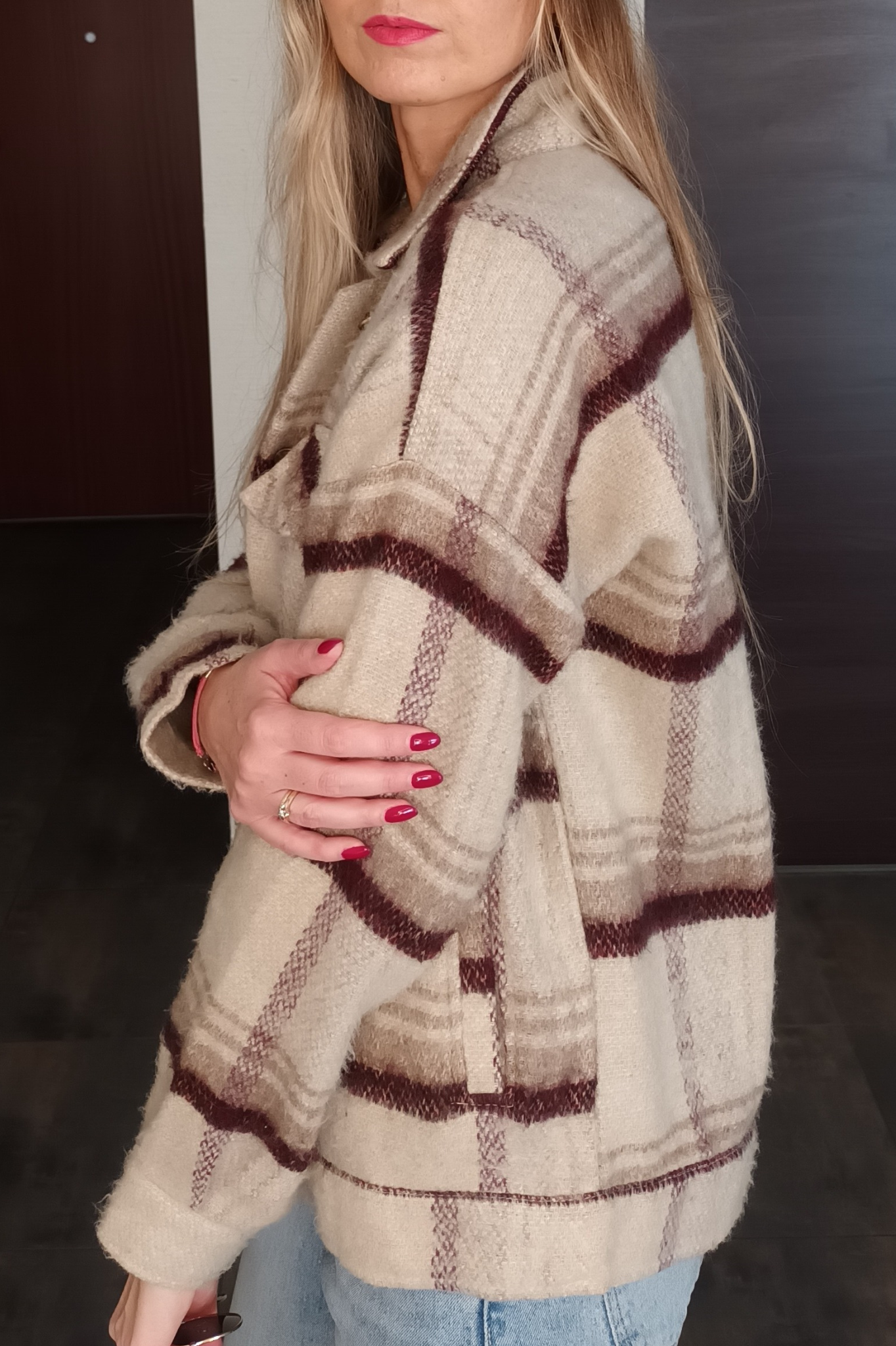 kurtka-w-kratke-czekoladowo-bezowa-jesien