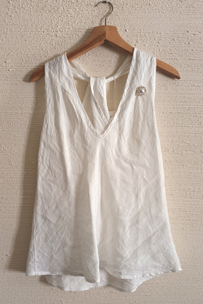 top-lniany-broszka-dekolt-v-czekoladowy-bialy