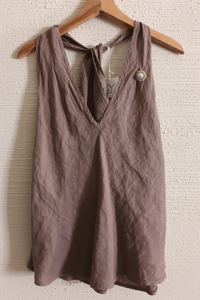 top-lniany-broszka-dekolt-v-mokka