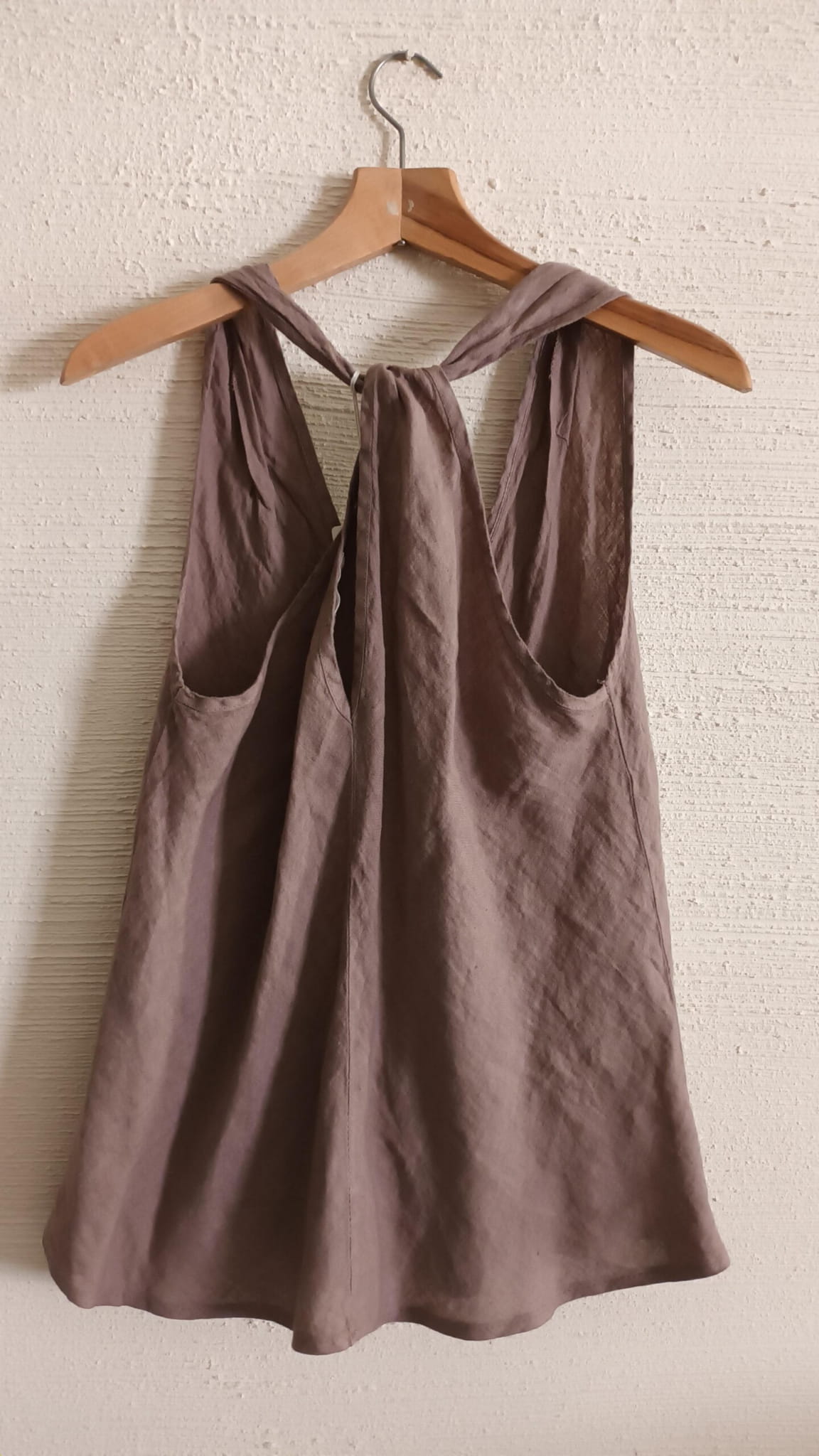 top-lniany-broszka-dekolt-v-mokka (1)