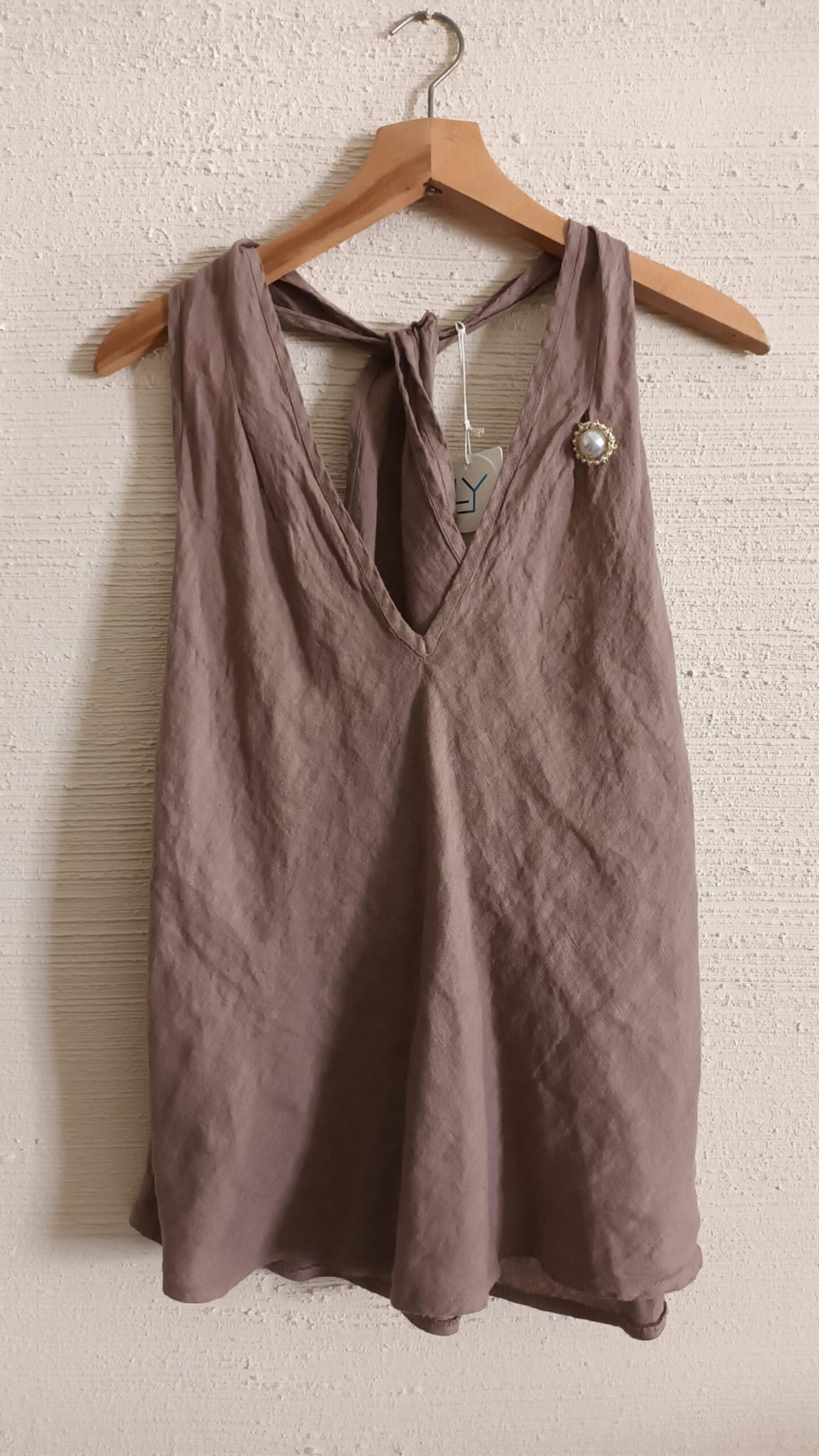 top-lniany-broszka-dekolt-v-mokka (2)