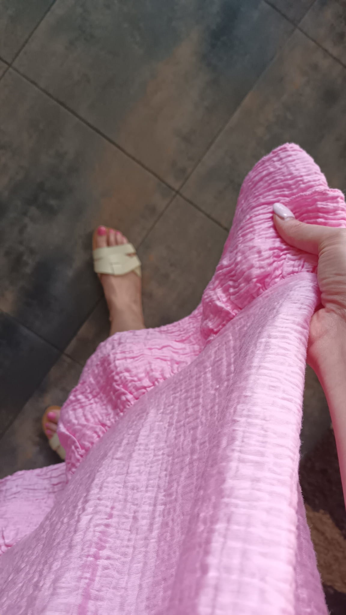 letnia-wiskozowa-luzna-sukienka-rozowa-wiazana-na-szyje (13)