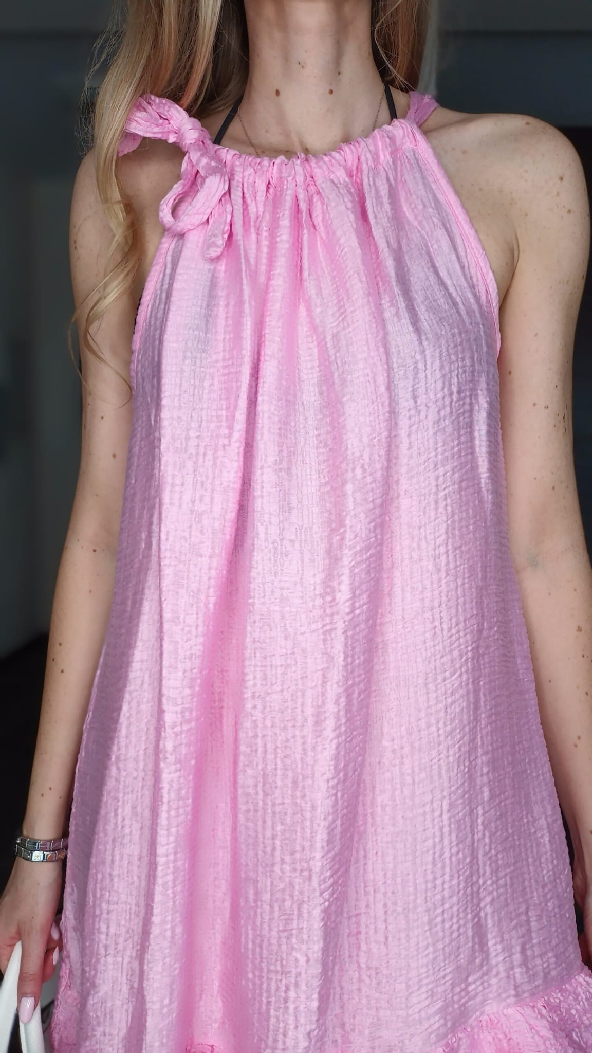 letnia-wiskozowa-luzna-sukienka-rozowa-wiazana-na-szyje (5)