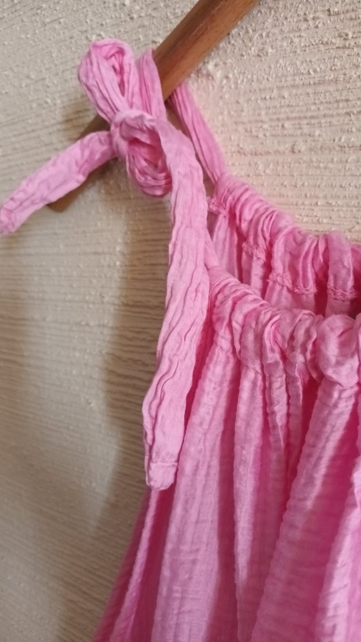 letnia-wiskozowa-luzna-sukienka-rozowa-wiazana-na-szyje (17)