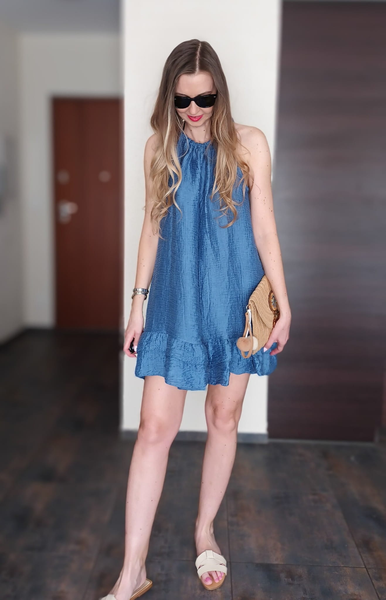 letnia-wiskozowa-luzna-sukienka-niebieska-wiazana-na-szyje (2)