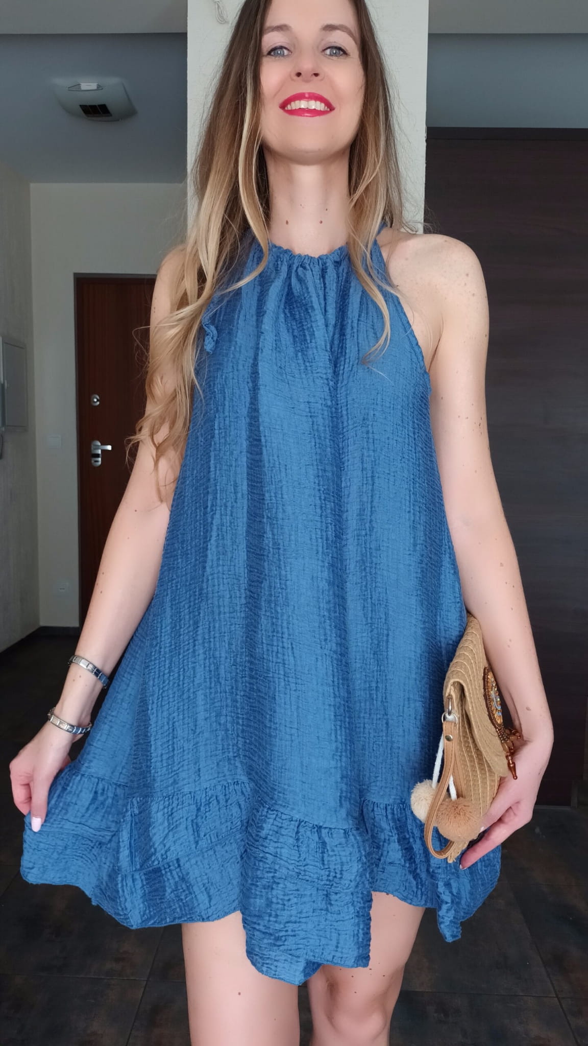 letnia-wiskozowa-luzna-sukienka-niebieska-wiazana-na-szyje (17)