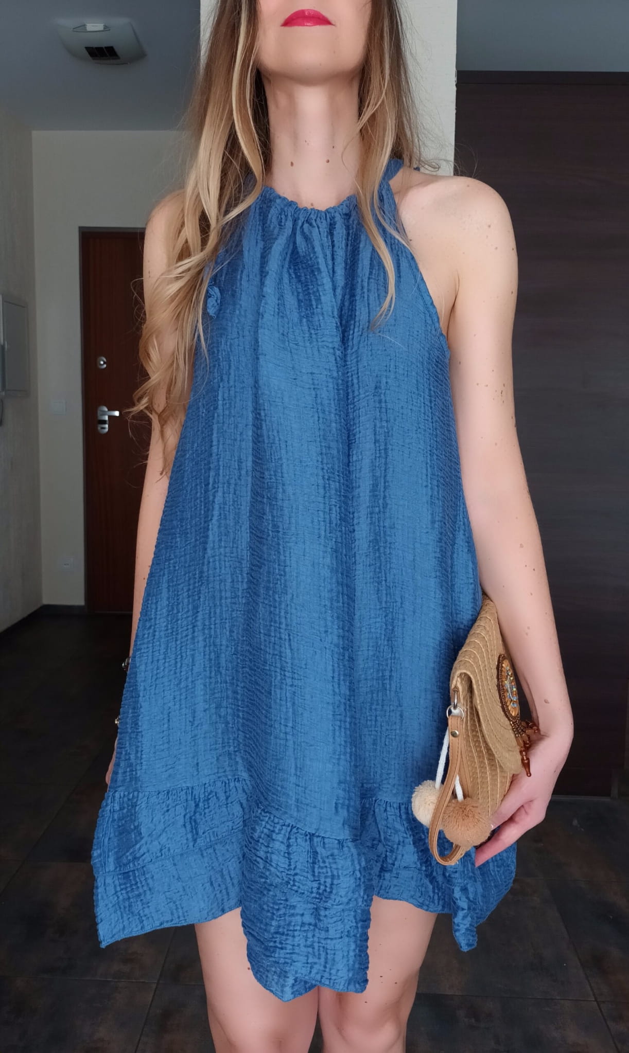 letnia-wiskozowa-luzna-sukienka-niebieska-wiazana-na-szyje (14)