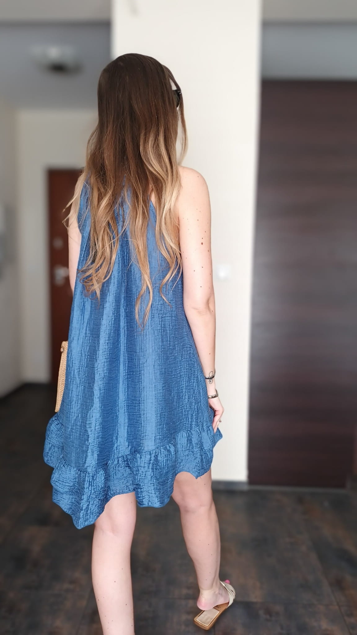 letnia-wiskozowa-luzna-sukienka-niebieska-wiazana-na-szyje (6)