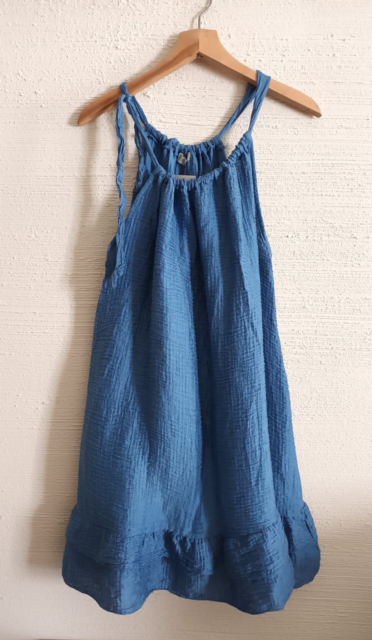 letnia-wiskozowa-luzna-sukienka-niebieska-wiazana-na-szyje (19)