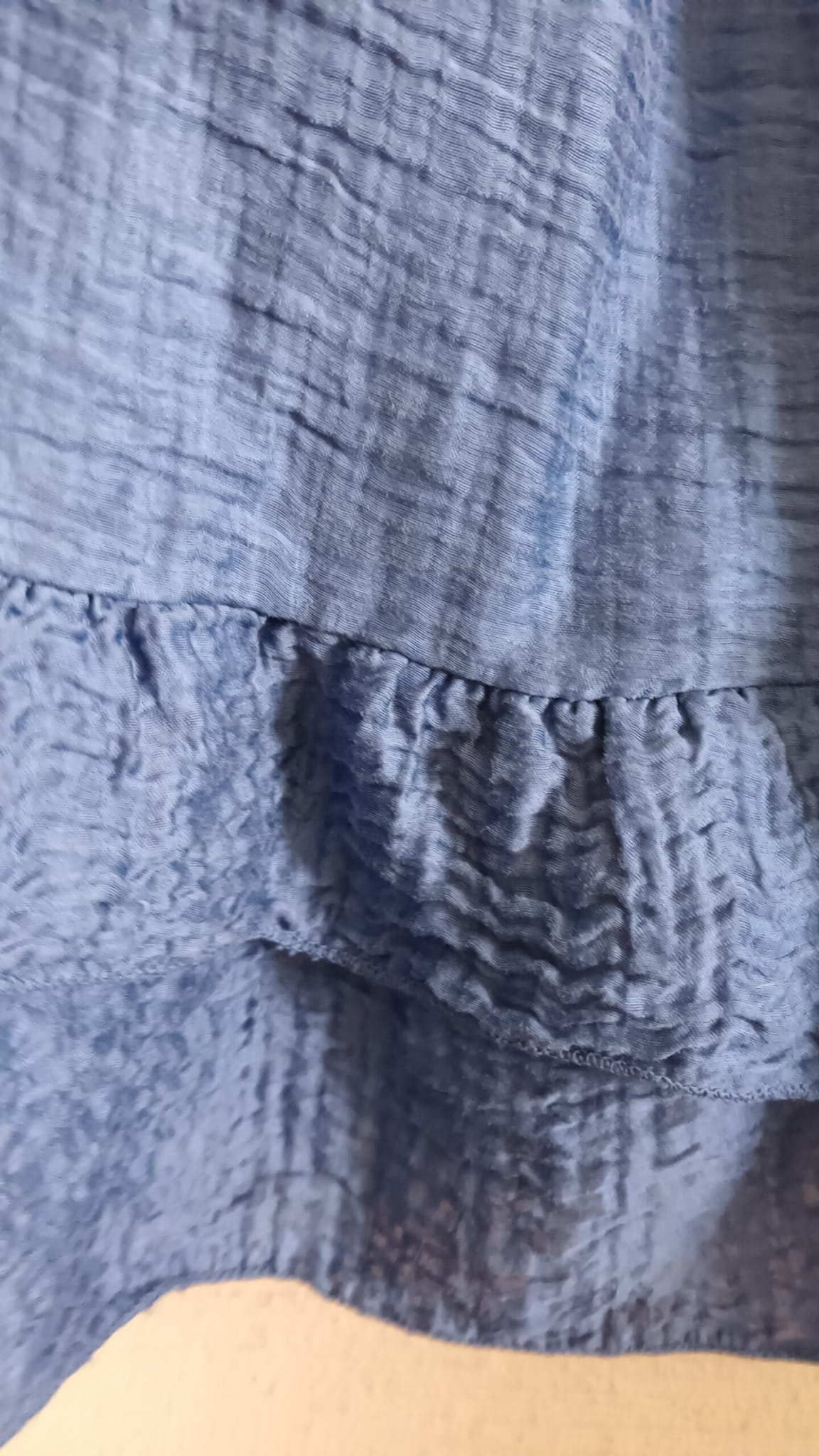 letnia-wiskozowa-luzna-sukienka-niebieska-wiazana-na-szyje (20)