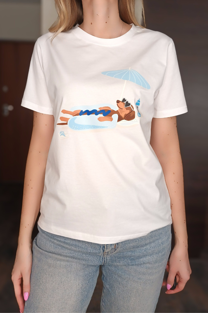 t-shirt-bialy-hotdoggo-niebieski-jamnik-na-materacu-hot-dog-koszulka-z-psem-lato-2025 (2)