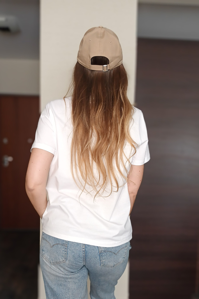 t-shirt-bialy-hotdoggo-niebieski-jamnik-na-materacu-hot-dog-koszulka-z-psem-lato-2025 (3)