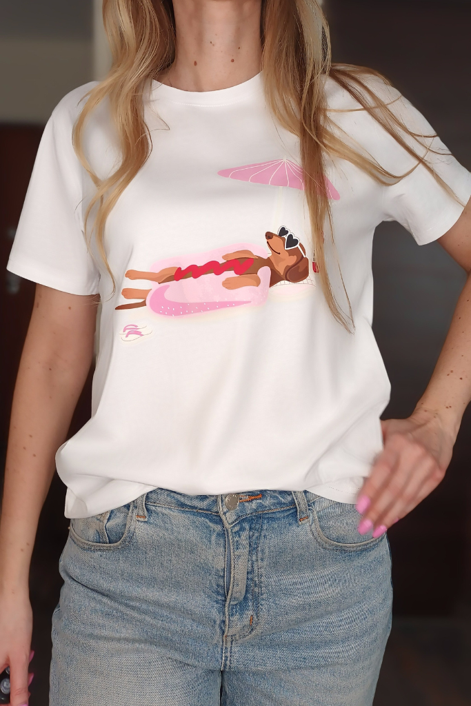 t-shirt-bialy-hotdoggo-jamnik-na-materacu-hot-dog-koszulka-z-psem-lato-2025 (2)