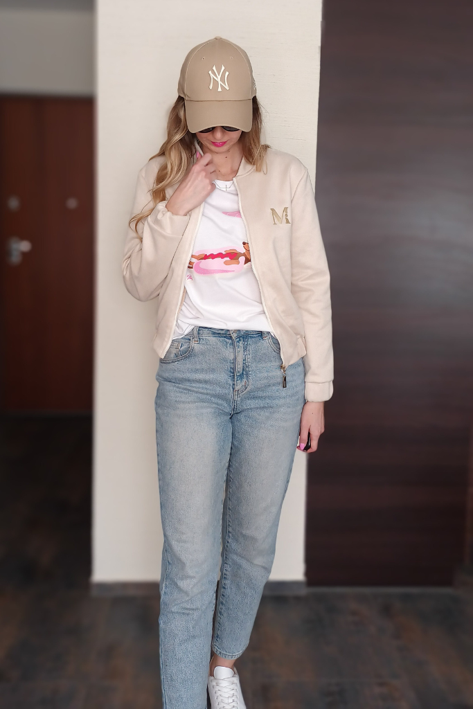 t-shirt-bialy-hotdoggo-jamnik-na-materacu-hot-dog-koszulka-z-psem-lato-2025 (1)