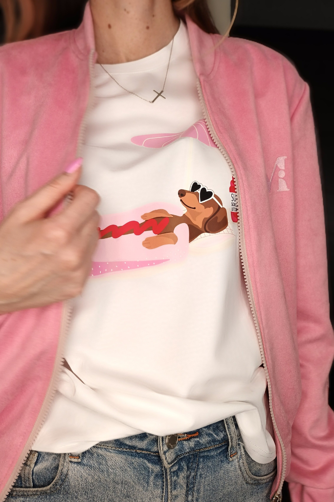 t-shirt-bialy-hotdoggo-jamnik-na-materacu-hot-dog-koszulka-z-psem-lato-2025 (3)