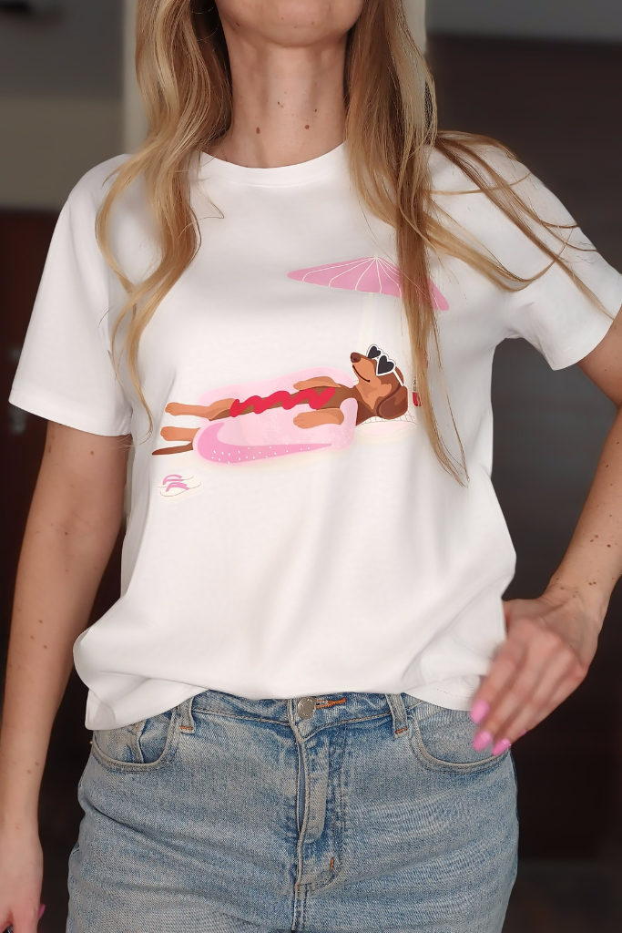 t-shirt-bialy-hotdoggo-jamnik-na-materacu-hot-dog-koszulka-z-psem-lato-2025 (5)