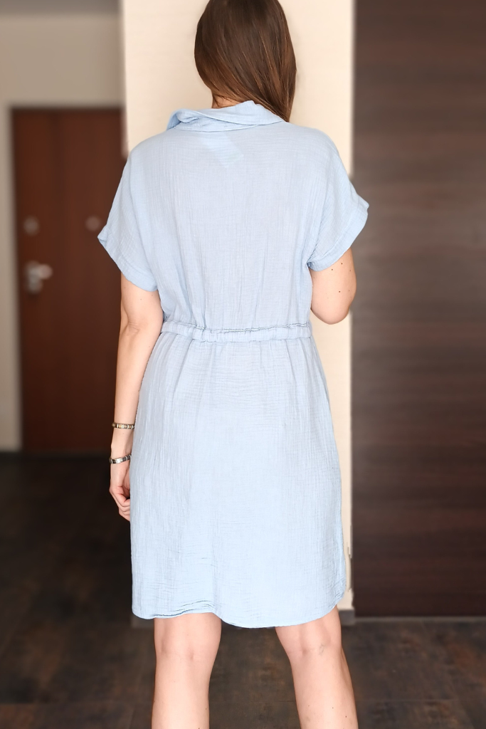 muslinowa-sukienka-niebieska-krotki-rekaw-regulowany-pas (3)