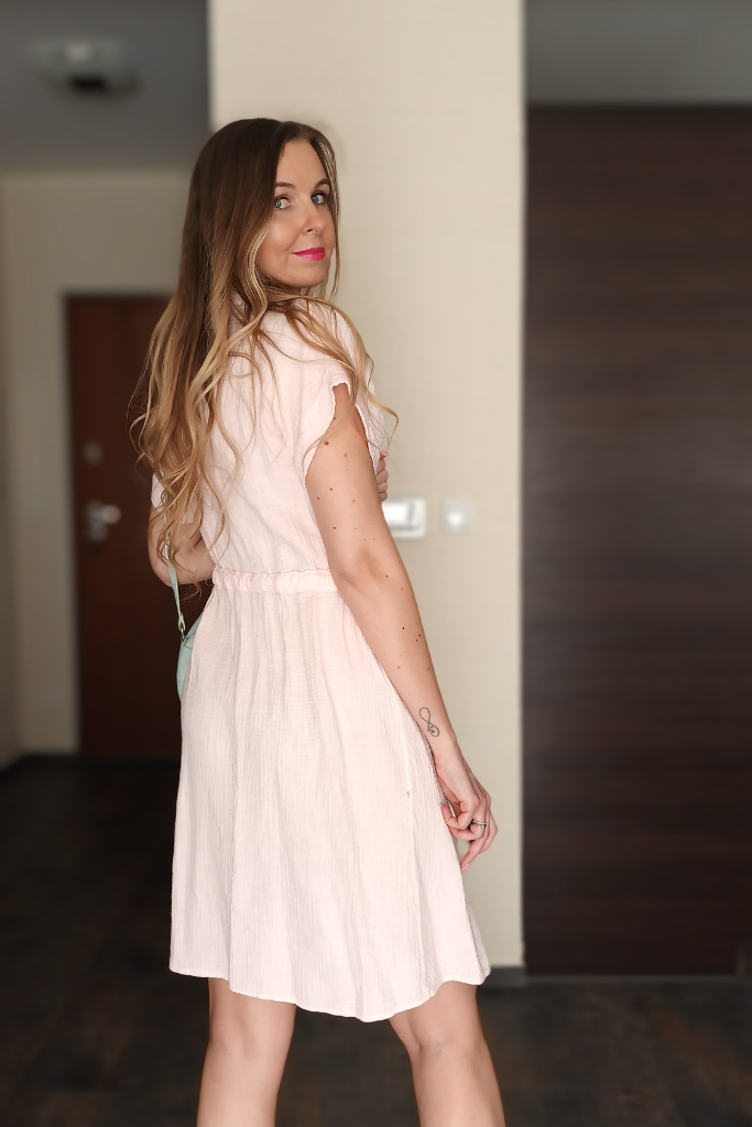 sukienka-przed-kolano-pudrowy-roz-jasny-krotki-rekaw-muslin-bawelna (4)
