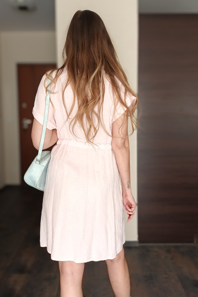 sukienka-przed-kolano-pudrowy-roz-jasny-krotki-rekaw-muslin-bawelna (6)