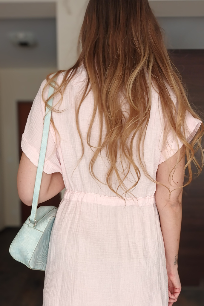 sukienka-przed-kolano-pudrowy-roz-jasny-krotki-rekaw-muslin-bawelna (7)