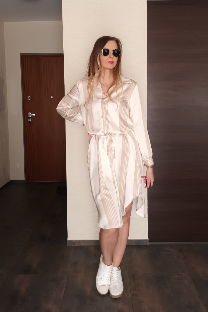 sukienka-midi-w-pasy-bezowo-biala-dlugi-rekaw-bawelna (12)