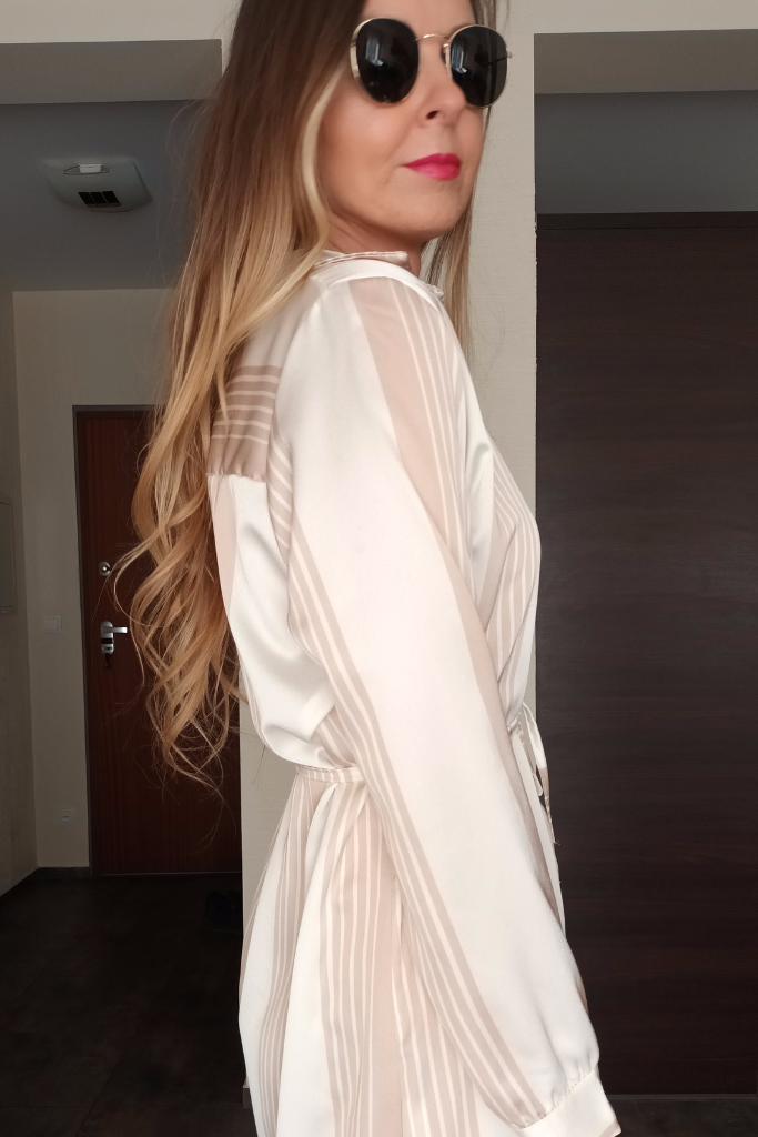 sukienka-midi-w-pasy-bezowo-biala-dlugi-rekaw-bawelna (14)