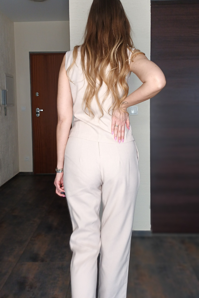 komplet-bezowy-kamizelka-spodnie-len-tyl